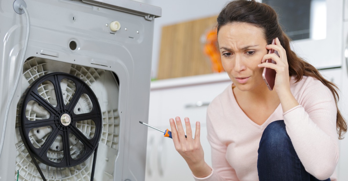 Mujer arreglando lavadora